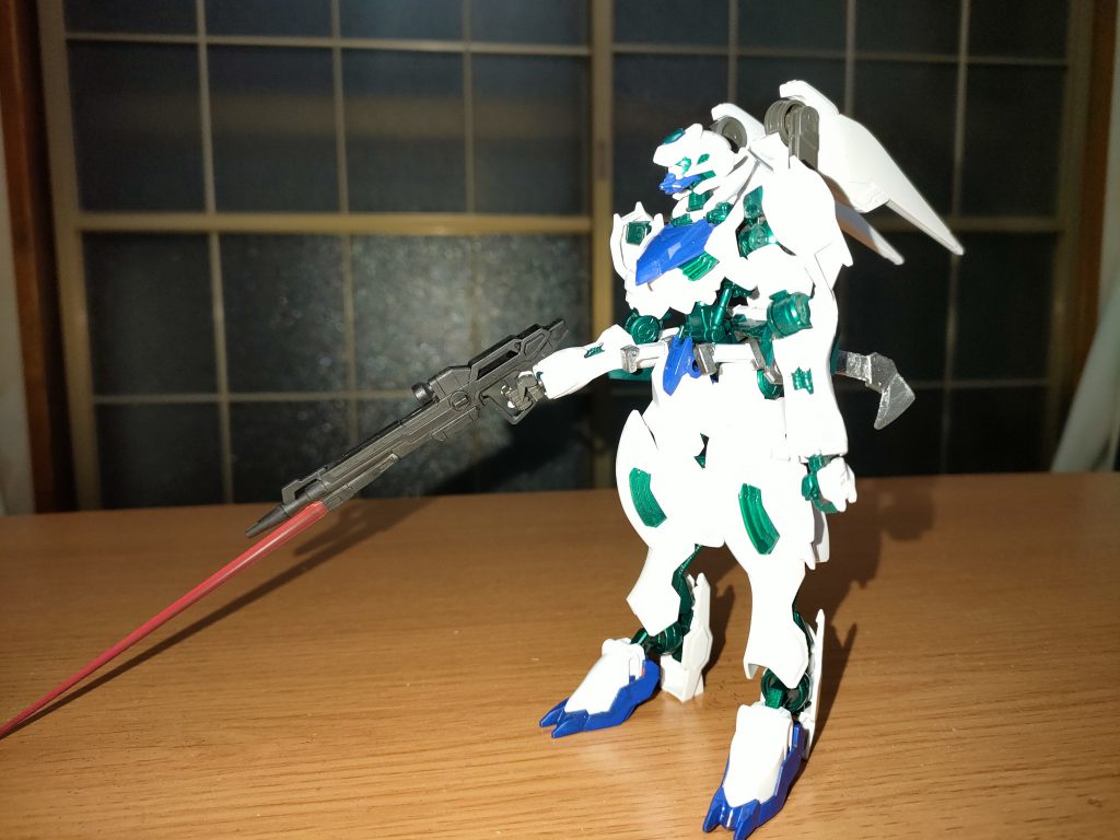 ビームライフル。本機の射撃兵装だが、銃身下部にビームサーベル発振機で近接戦も可能。