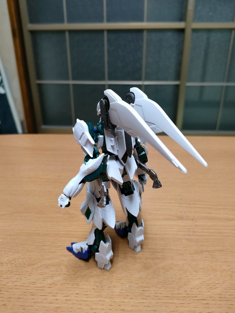 ルプスの腰部スラスターをバックパックに取り付けて機動力強化。空戦機動も得意。