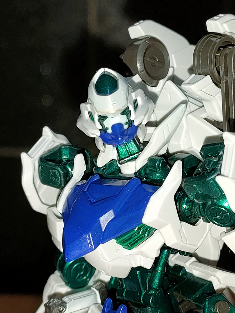 フェイスもメタリックグリーンで塗り潰す筈が、浅くてツインアイが消し切れてない。