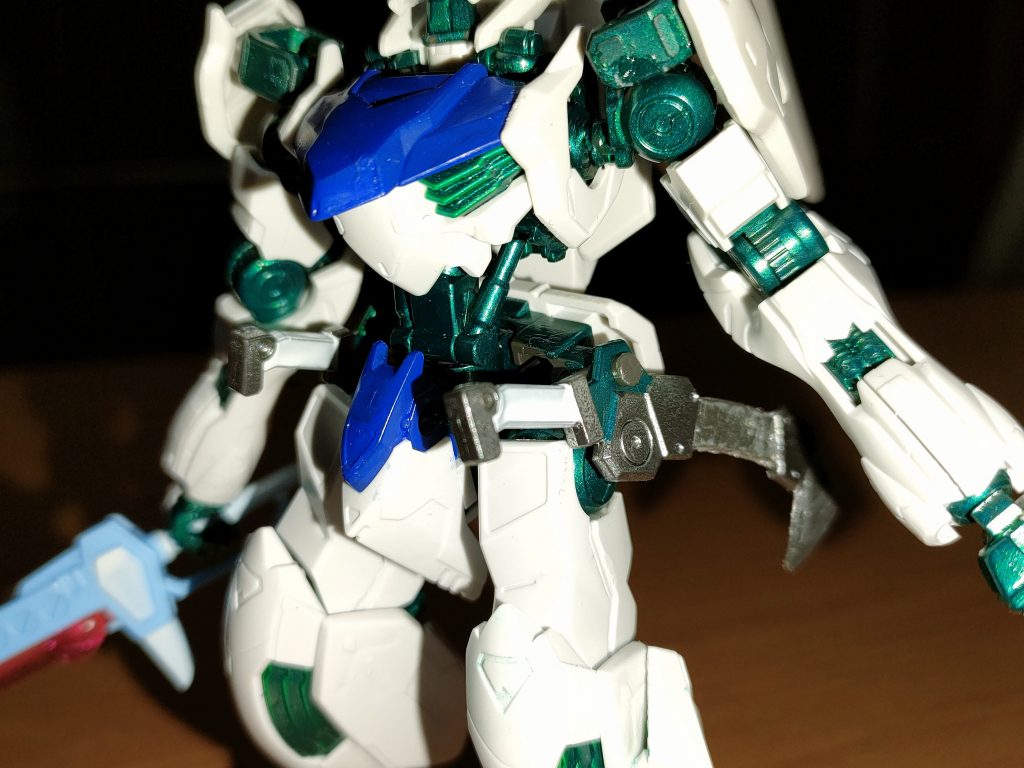 同化で翡翠結晶化したまま形も保ったインナーフレーム。アサルトナイフも搭載し、サブウェポンとしても使用。