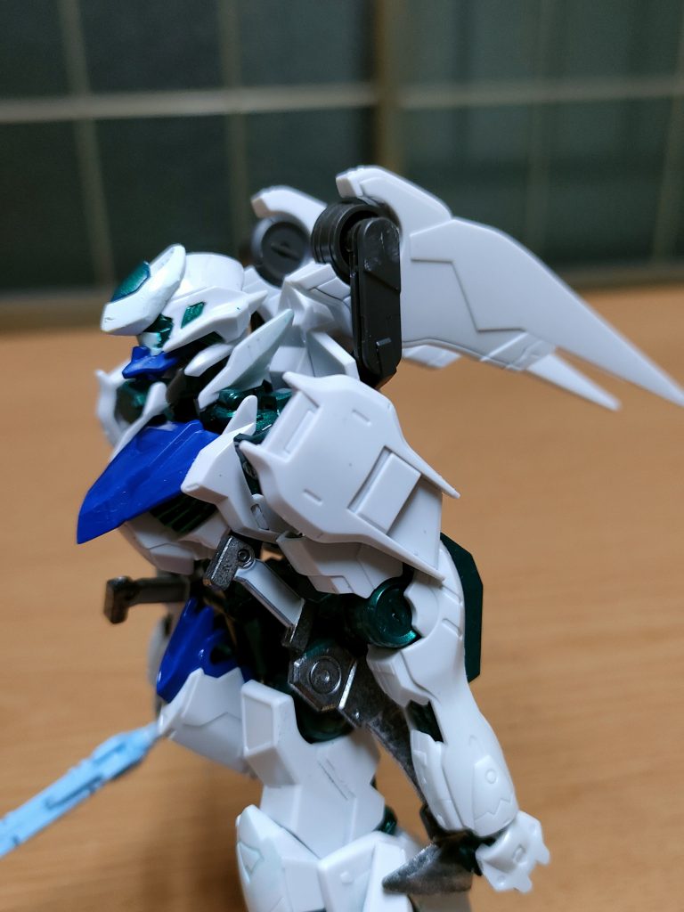 肩部スラスター。ルプスレクスの腰部スラスターを肩部ジョイントに接着。他にも大腿側面にもスラスターを増設。