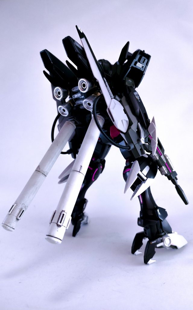 本日の目玉商品、高機動パックです。故あって余っていたGセルフの大気圏パックを基部にHGシナンジュスタインのバックパックを組み合わせています。作成当初はユニバーサルスタンダードの高機動パックを取り付けることによってGセルフが黒くなった、的な方向で行こうかとも思いましたがGエルスの肩アーマーがカッコよすぎたので取りやめました。シナンジュスタインのバックパックはとても好きなデザインなので、あらゆるキットに取り付けたくなります。