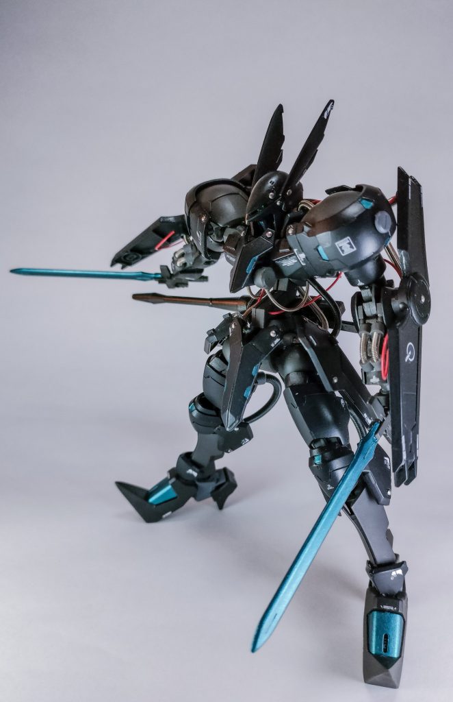 ベースはHGグリムゲルデ、足首だけHGラヴファントムです。水性ホビーカラーの筆塗りでブラック、ミッドナイトブルー、黒鉄色と挿し色として青竹色を使用しました。