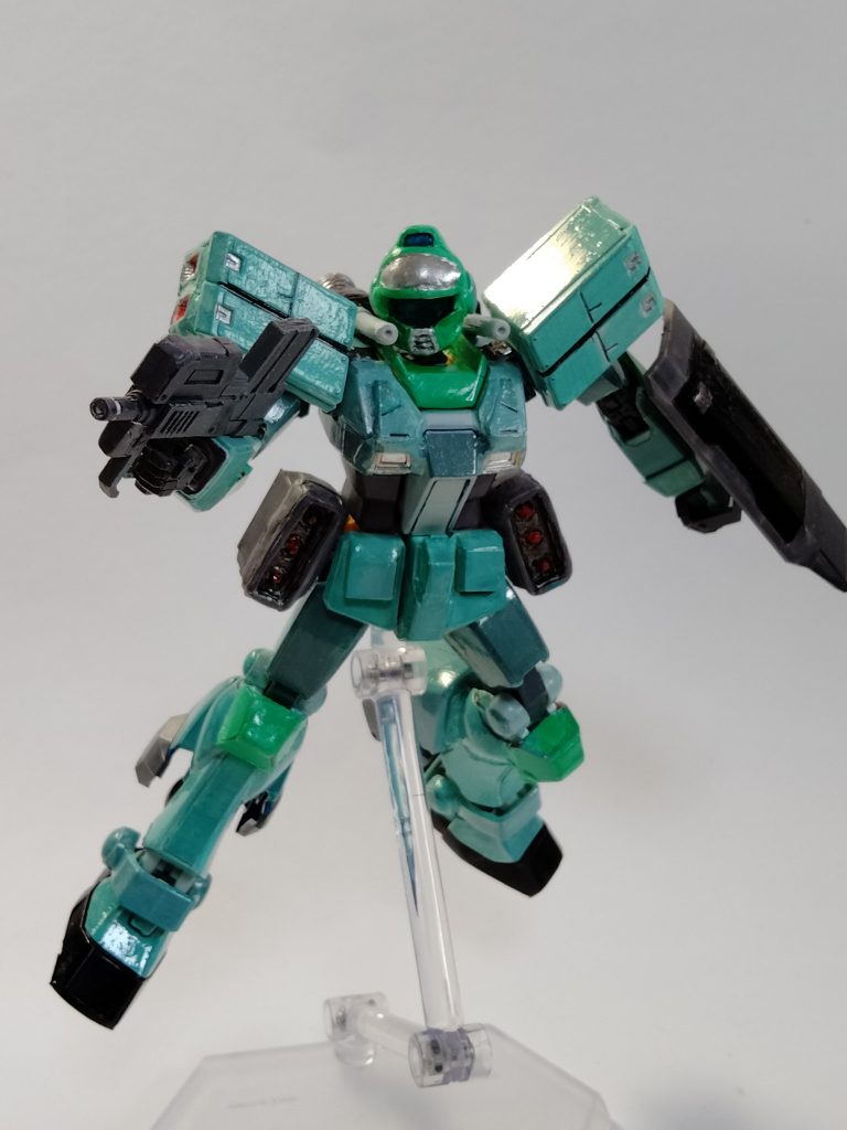 ベースがEGガンダムですが、頭部はリーオーＮＰＤのパーツから、腕はイージスナイト脚部スラスターはドムR35の肩等、色んなパーツを使ってます。