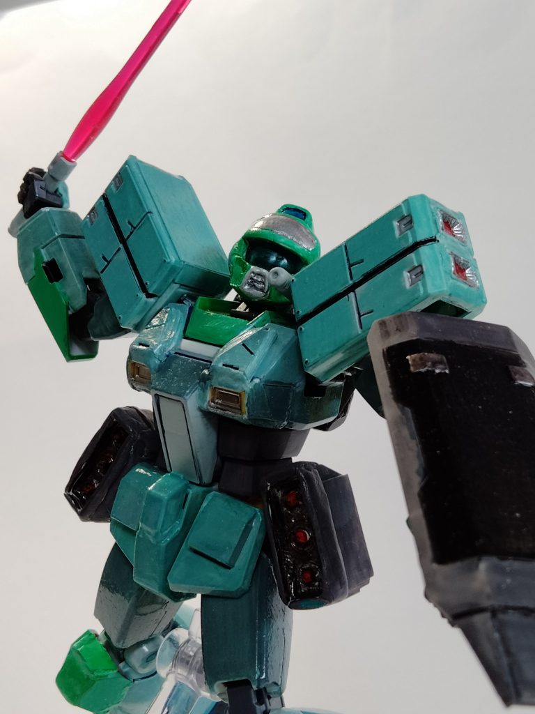 ビームキャノンは、このようにサーベルとして手持ち可能です。