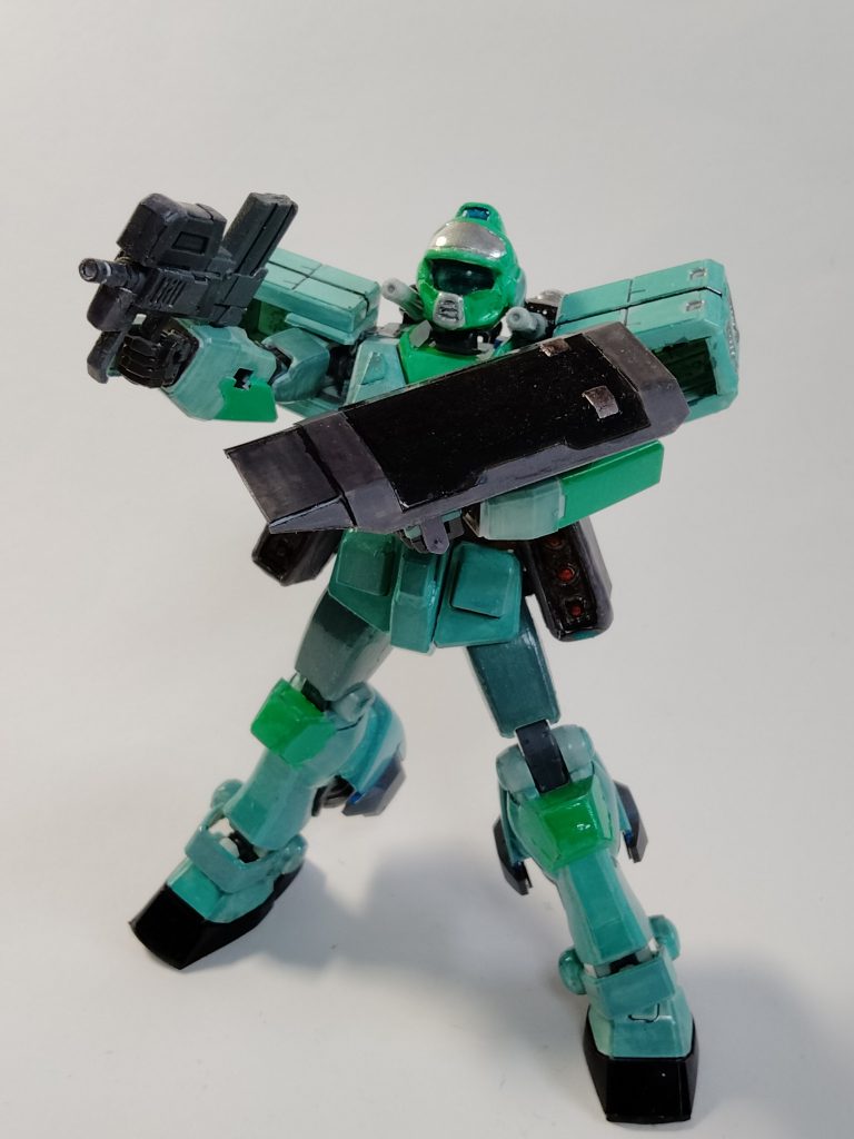 他の武装は、腰のミサイルランチャーに両肩に位置するビームキャノン。