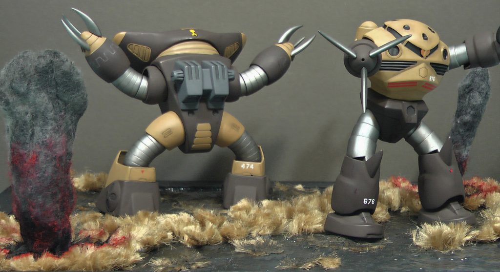 同部隊のズゴック軍曹は、アッグガイ中尉の背中を守ります。爆炎は綿を木工ボンド水溶液で固めたものです。