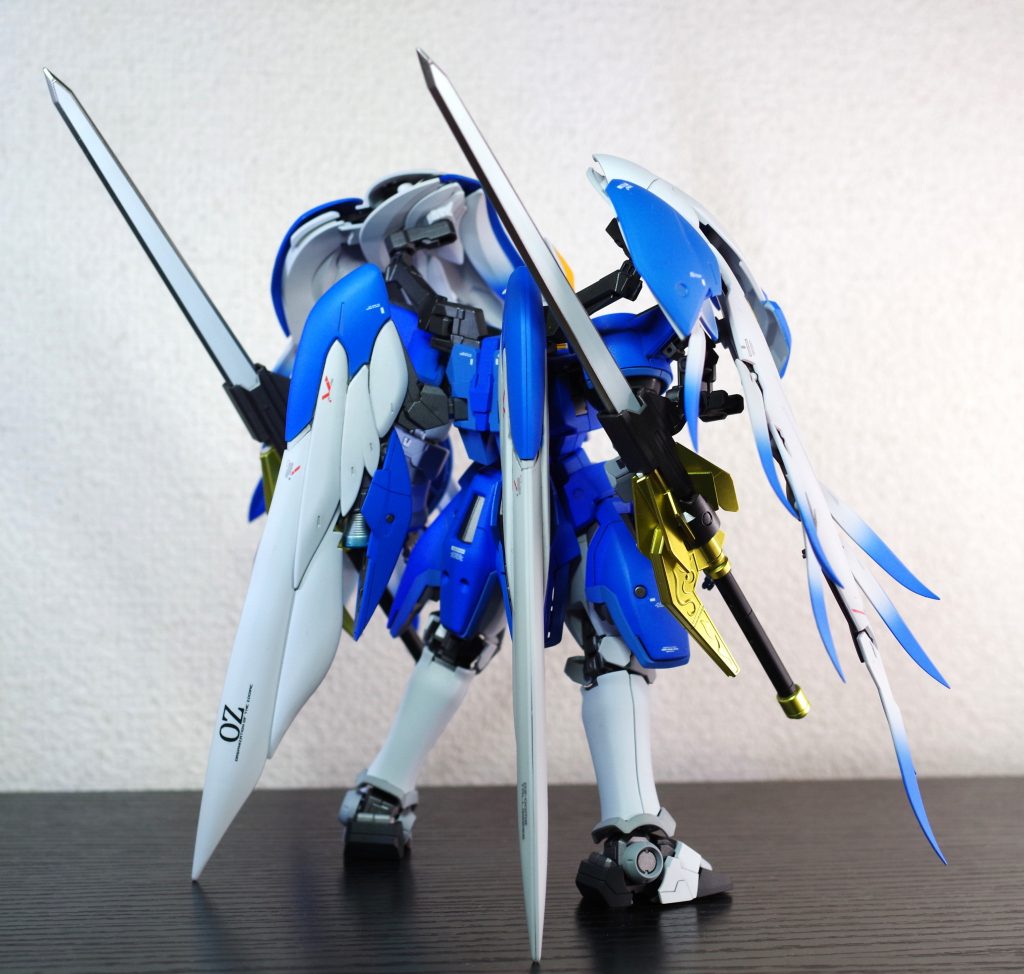 リアウイングの合わせ目の消し方がわからなくて、おもっくそ合わせ目見えてますが、見なかった事にしてください。小羽根はグラデーションっぽい感じで塗りました。上手くいったと思います。 エレガントソードをマウントした状態でのバックショットが死ぬほどカッコよくて気に入ってます。