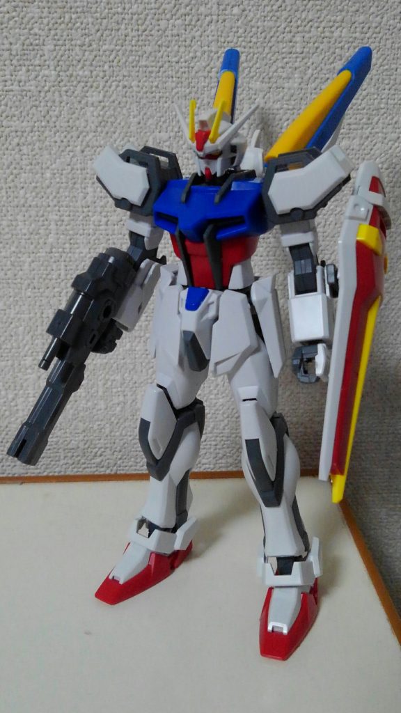 動力を始め様々な装備を試験運用するための機体、という設定で前腕・背中に盛っていく。まずはビームショートライフルとニュートロンドライブユニット