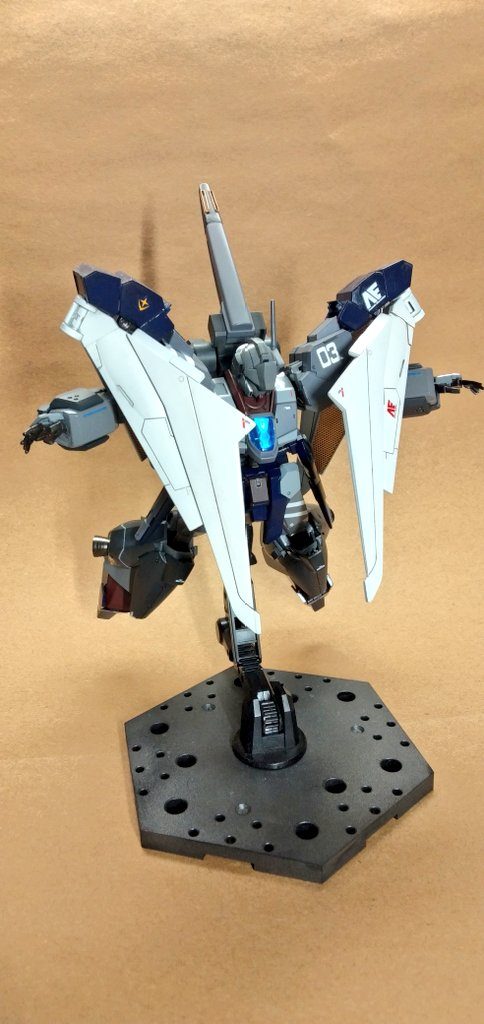 「Ξガンダムといえばこのポーズ!!」 ということで、わざわざ平手パーツを作りました笑。ロマンですねぇ〜。