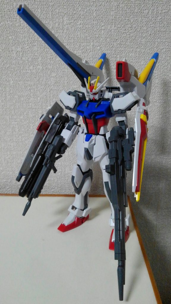 右腕にシールド追加、両手にライフル、背中にアサルトパーツを装備してフルフェポン形態