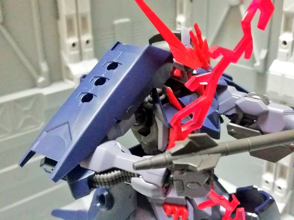 ショルダーアーマーもダインスレイヴ発射時手薄になる右肩と頭部を守るための兵装である