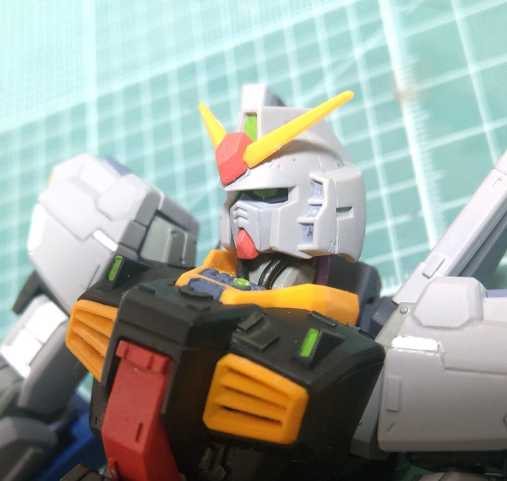 首筋にケーブル。他にあわせて赤にしたら・・顎とかコクピットの赤とあわせてくどかったので、黒に変更。