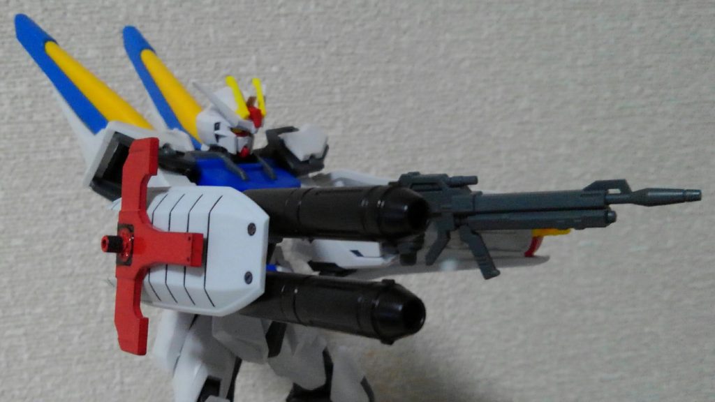 右前腕にはサンボルFAのダブルビームライフルを追加