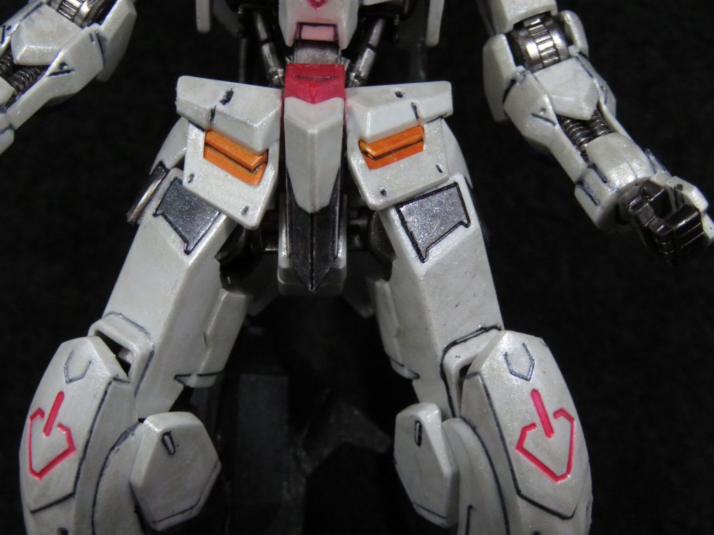 装甲のグレー部分は水で薄めたパールマニキュアでコーティングしました。