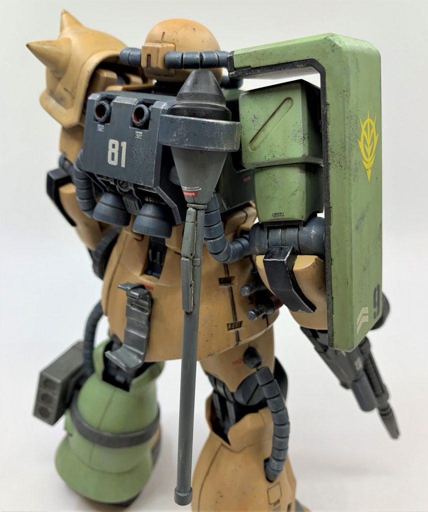 元は腰に装着するシュツルムファウストラックですが、ちょっといじってバックパックに持ってきました。劇中でもロケットブースターを取り付けたりしているので、バックパック側面には装備取り付け用のインターフェイスがあると想像しました。