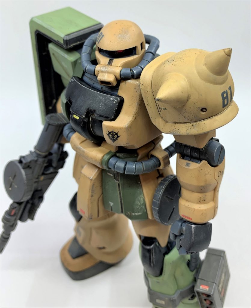 スパイクアーマーは合わせ目消した色痕が目立ったので近似色で塗装しました。他の装甲と色味が微妙に異なるのは、サンドカラーに塗装された別の機体に装備されていたアーマーを引っぺがしてきたから、というご都合脳内設定です。