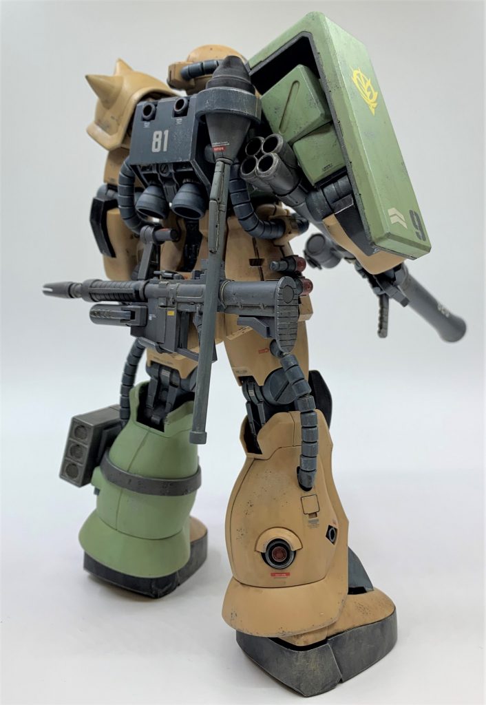 目立つ合わせ目はスパイクアーマー、両肩、武装くらいなもので、全体として作業量はかなり少なくて済みました。ウェザリングはクレオスのウェザリングカラーのサンディウォッシュを適当に塗り付け＆拭き取り後、エナメル塗料でチッピング＆ドライブラシしました。ウェザリングカラーは質感良くてプラを侵しにくく、本当におススメの塗料です。