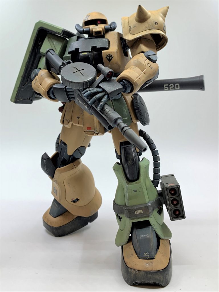 可動がある程度不自由な分、設定画のマッシヴなイメージを見事に立体化出来ていると思います。F2ザクもVer.2.0化して欲しい所ですが、現在のペースを鑑みるに夢のまた夢ですかね(苦笑)ザクⅡVer2.0ベースに改造するにもデザイン相違点が多過ぎで私には到底無理そうです。そもそもF型のマイナーチェンジのはずなのにカタチ変わり過ぎですよね(笑)統合整備計画の一環の機体という公式設定なのでザクⅡ改とモロにキャラ被ってる感じしますし、設定上は「別にいなくても良かったのでは？」と思う機体です。まあガンダムはキャラクター商売なので商品展開上そうもいかない事情は分かりますが(笑)