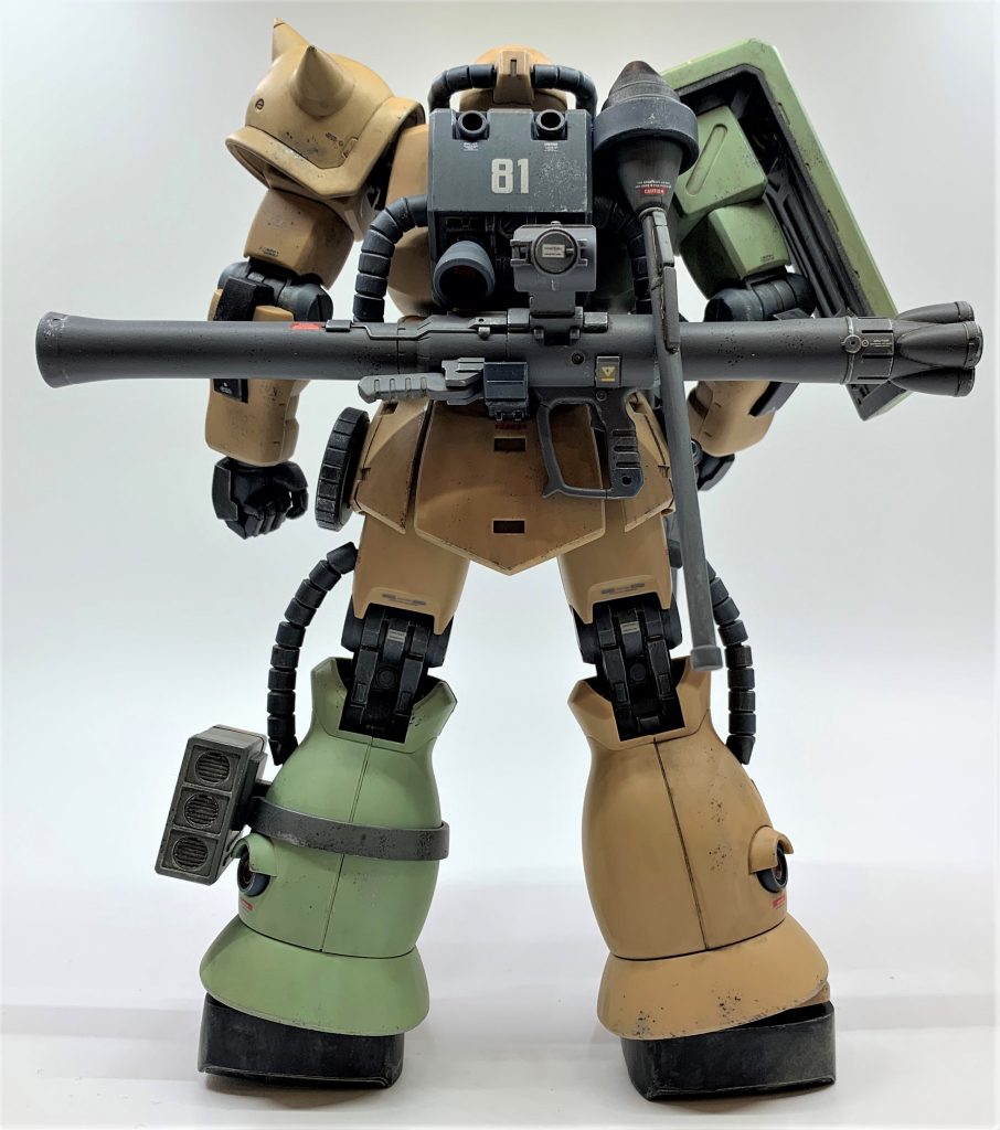 腰部にはハンドグレネードや予備弾倉、セカンダリ武器を携行し、ガトーと2号機を載せたHLVを打ち上げる為に基地在庫の火薬を持てるだけ持って出てきた総力戦の様相を呈してみました。0083は久しく見返していないので記憶が曖昧ですが、HLV打ち上げ後投降するのは戦闘開始前から決めていた事だったはずなので、3年間の節約生活で溜まった鬱憤をここぞとばかりに撃ちまくってストレス発散したんだろうなと思います(笑)