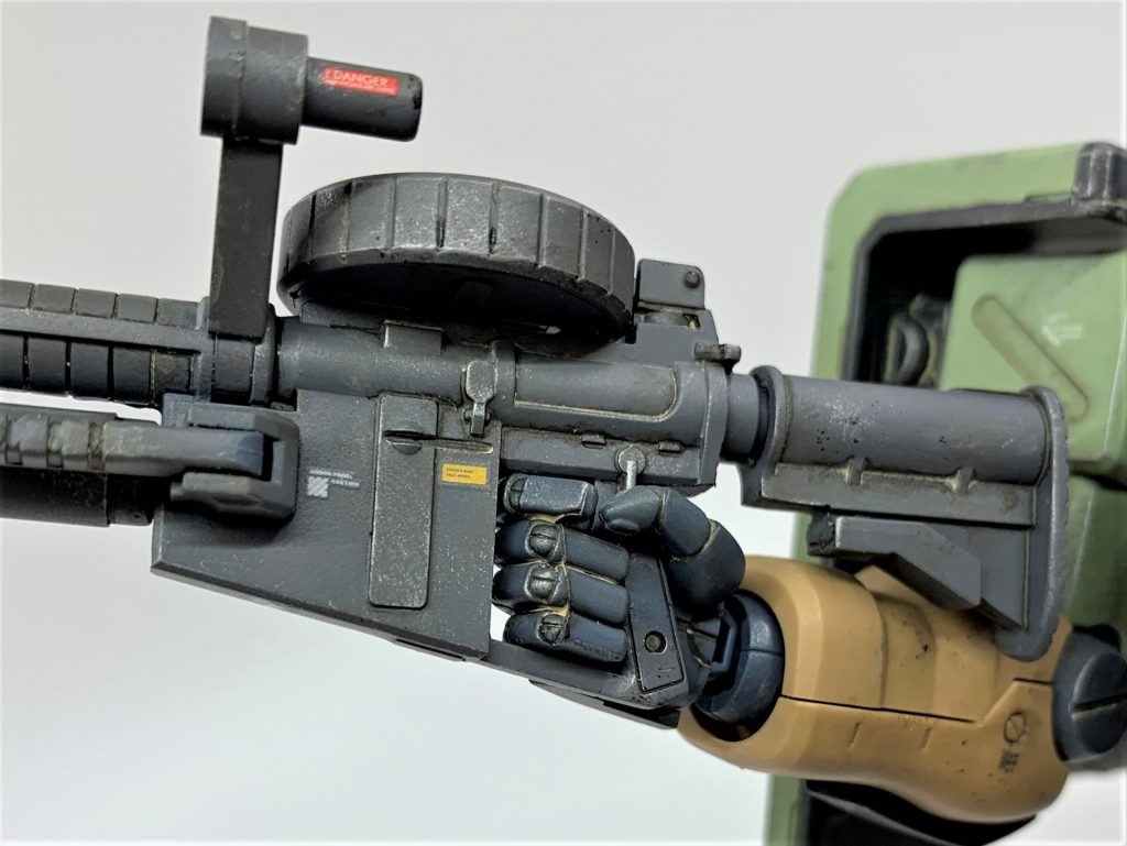 MGには珍しく固定銃持ち手があるのは嬉しいです。可動指は便利ですが、どうしても見た目は固定式に一歩譲る外観ですよね。ただダボ等で武装と固定は出来ず、緩々なのが惜しいですね。接着すればいいのですが、そうすると武装持ち替えできなくなるので悩むところです。せめて固定持ち手を2セット付けてくれればと思うところです。