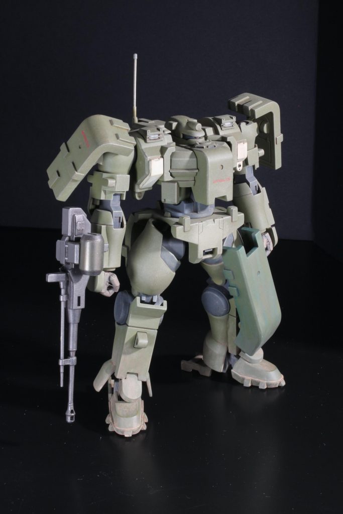 正面と足を中心にウェザリング　肩のライト？はクリアパーツに変えてあります。デカールはロシア語だったかと思います。