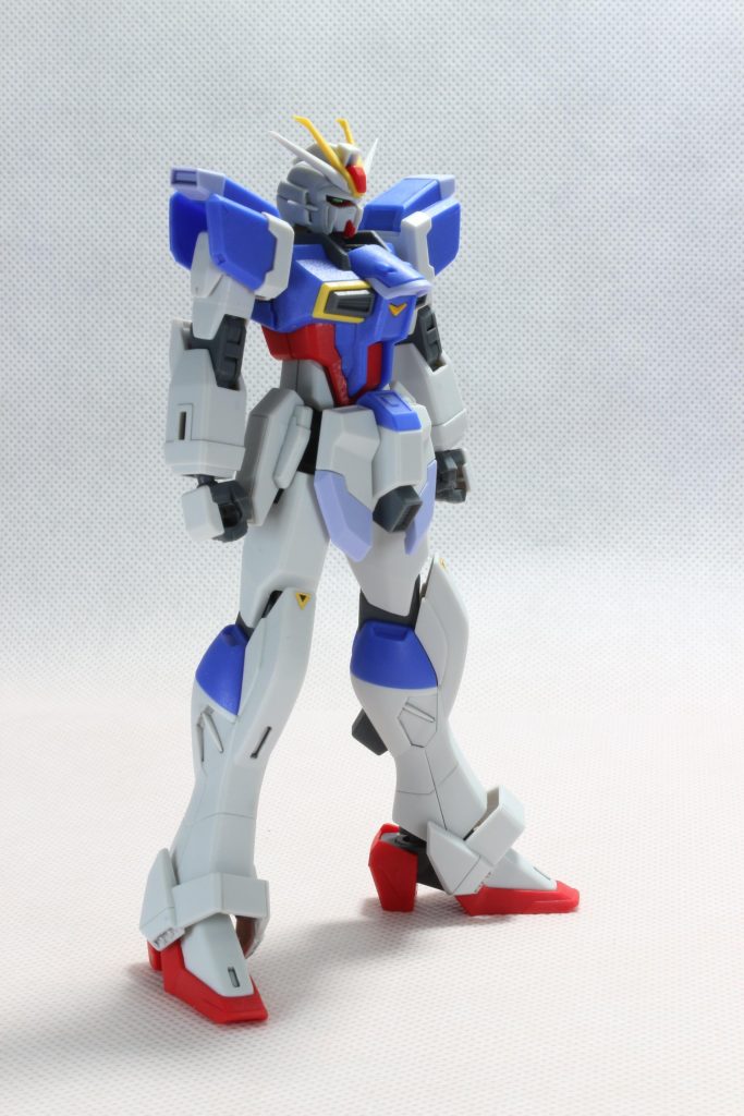 顔と胸の黄色をガンダムマーカーで