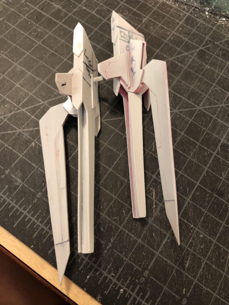 羽の部分も全部プラバンで、ジョイント部分などもスクラッチです。