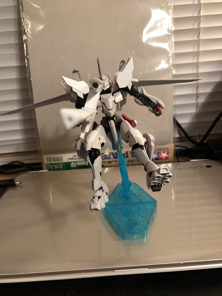 一応スコープから覗いて撃つポーズもできることはできます。