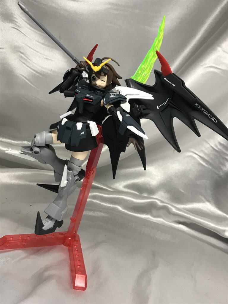 実はかなり可動域あります。クロークは大きさのわりに軽いので背中にボールジョイントを設置し、そこで繋げているので自由に動きます。開閉は差し替え式なので今回は展開のみ。デカールは最低限にしてます。