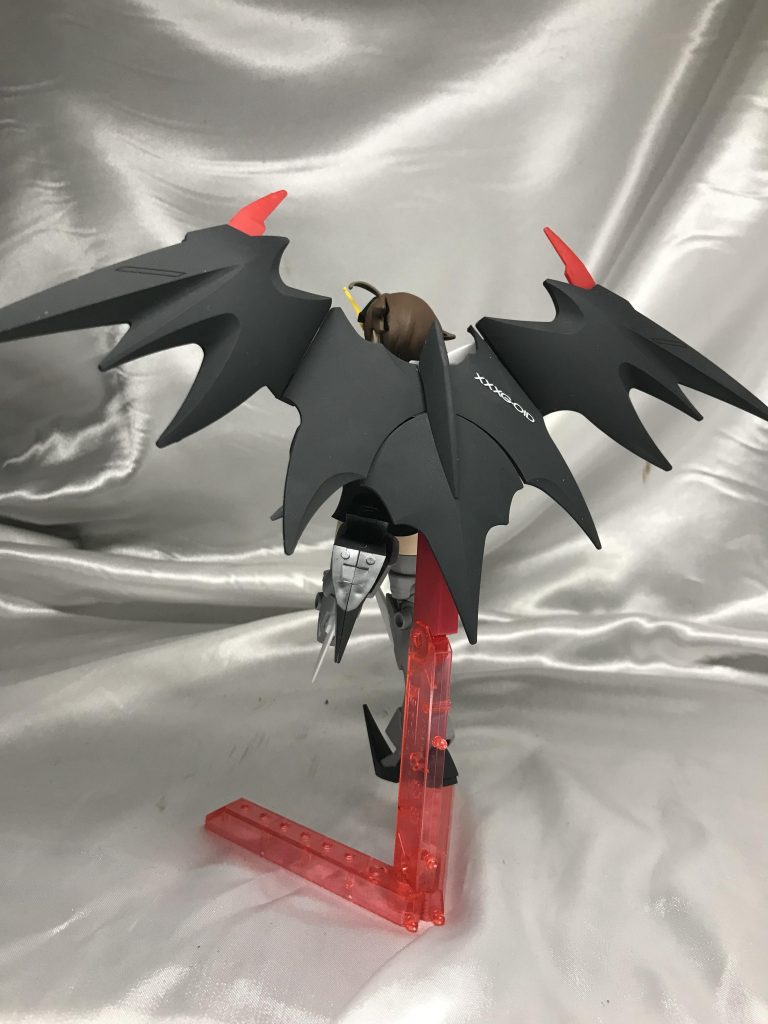 背部、これ見せる意味ある?ってくらいのクロークの広さ。成形が本当にかっこいい。エンジェルウィングとかいうパーツ販売してるんだしこっちも単体売りしてほしいレベル。