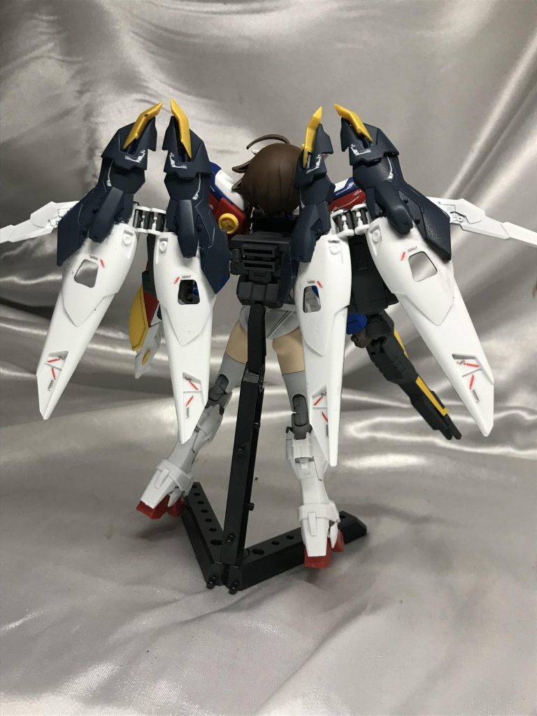 いきなり背面。一番差異が出る部分のバインダーはジャンクパーツをかませて大きくなるよう改造しました。横に小さく出る翼がカッコいいんすよ。