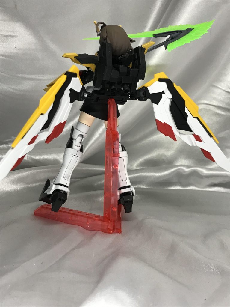 思ったより黒い。背中はジャンクだったサンドロックのバックパックを改造、下部にルーセットを接続できるようにしています。