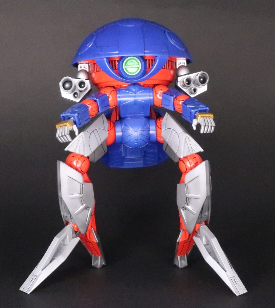 基本的に素組ですが、2箇所だけ工作しています。1箇所はカメラの左右の部分をくり抜きました。簡単な工作ですが、結構効果的かなと思います。