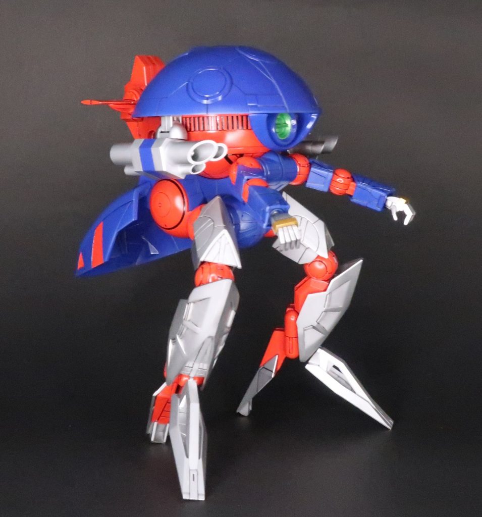 もう1箇所は頭の左右にある3連ミサイルです。元々のウォドムポッドは左側だけがミサイルで、右側は別の武器になっています。なのでプラパイプを使って右側の3連ミサイルを作ってみました。細かいモールドはまったく付けていませんが、パッと見た感じそれらしくなっていると思います。