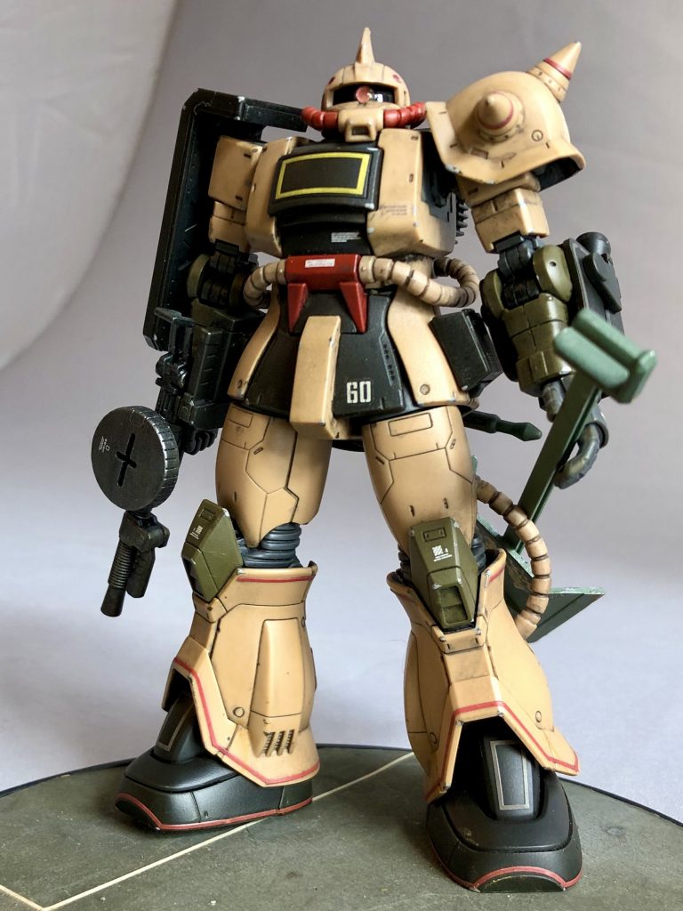 細かなディテールとマッシブなプロポーションのオリジンザクらしいスタイリングです。左手に何か携えていますね？