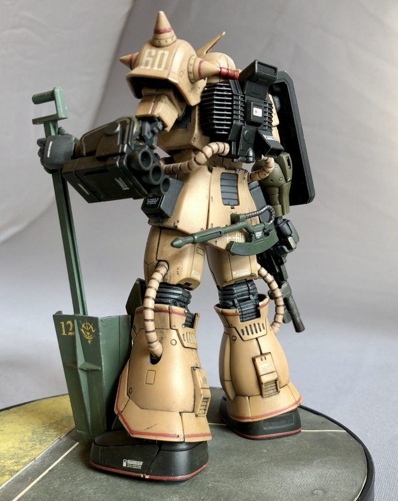 明るめの成形色なので光が透けてしまわぬよう、裏側をグレーで塗装してあります。その他部分塗装を施し、キットのラインシールと、市販品のデカールを貼り、ウォッシング＋ウェザリング＋つや消しトップコートです。左手に持っているものにジオン公国章はついてはいますが...？