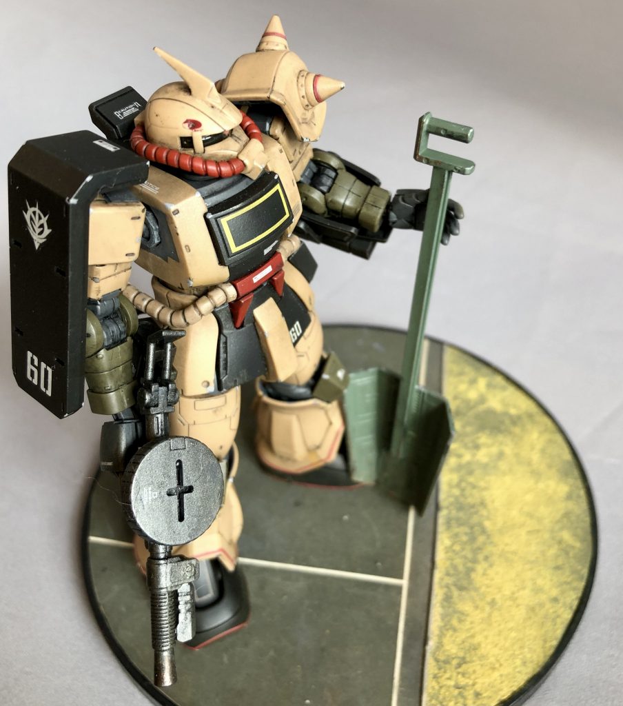 後ハメ加工が必要なのは左肩アーマーと前腕部ぐらいでした。デザートザクは素のオリジンザクより改良されていますね。で、左手に持っているのって？