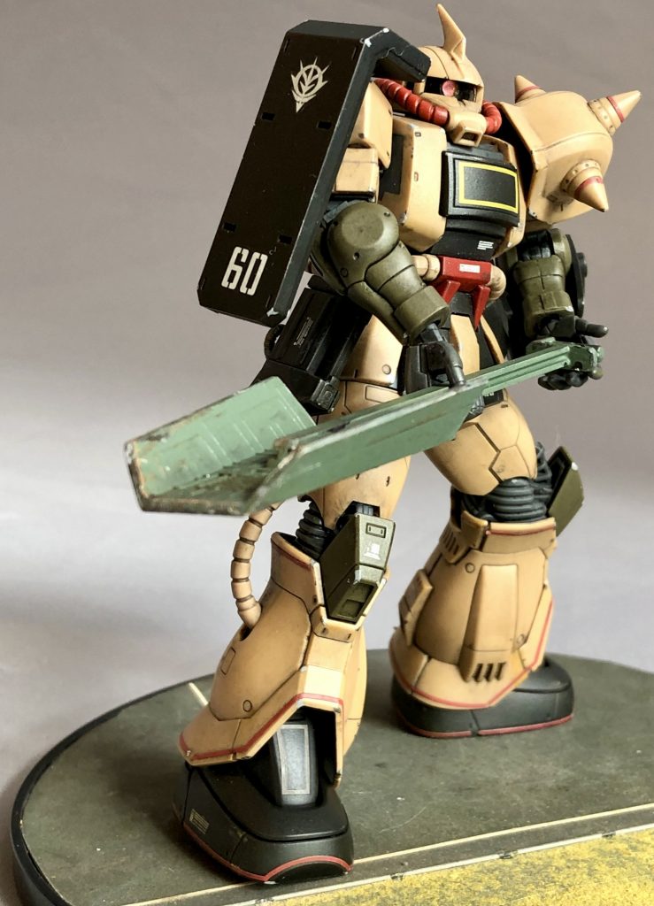 はい、このザクさんが持っていたのはスコップです。土中（砂中？）に潜伏しているイメージの強いザクデザートさん。如何にして、土中に潜む大穴を掘るのか？まさかの素手と言うことはないでしょう。かといって、エアーやホバーでは、MSの巨体を完全に埋める大穴を開けるには効率が悪そうですし、砂塵が舞って逆に見つかりそうです。ここはやはり、地道にスコップでしょう。