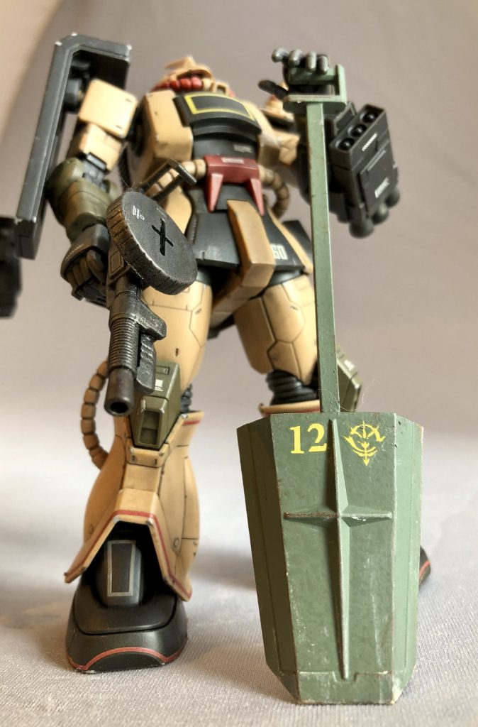 今回の影の主役のスコップさん。よくよく見ると、連邦のMSから奪ったシールドを加工したものですね。フトコロの厳しいジオン地球攻略軍の御家事情を反映しています。