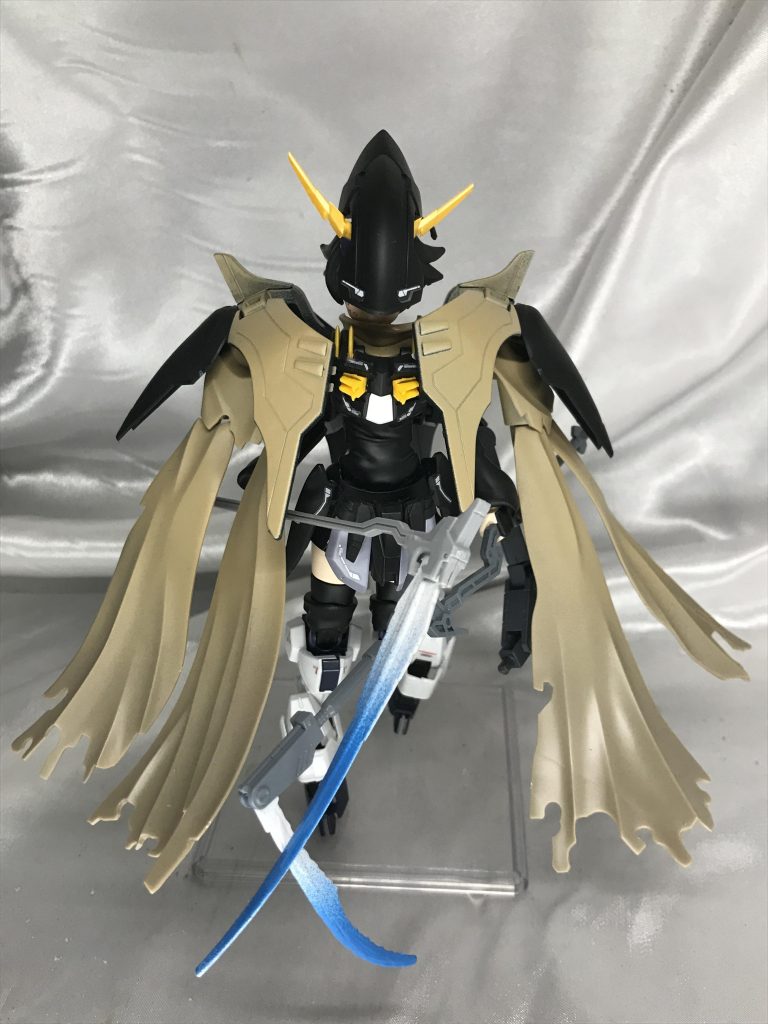 この状態を一番よく見る気がします。クロークを閉じてマントを前面に移動することで、砂漠を歩く対ビームクロークを装備している状態です。