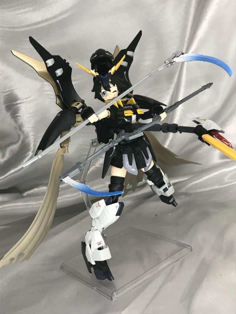 全体的にデスサイズの意匠を残しつつも、足は鉄血のガンダムフレームを使って鳥足風に。全体像がほぼわからなかったのでバックパックはデスサイズのアクティブクロークをベースに作りました。