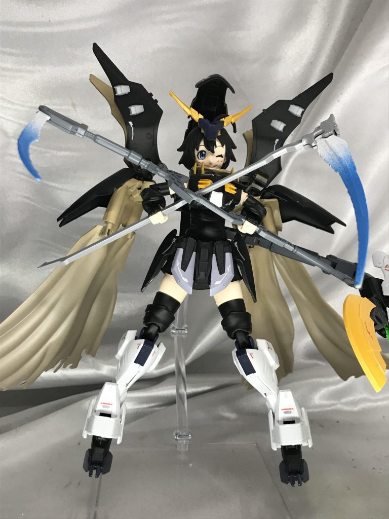 武器はビームシザーズを二振り。片方はデスサイズヘルのもの、もう一つは30MMと旧キットのデスサイスの鎌をつなぎ合わせました。