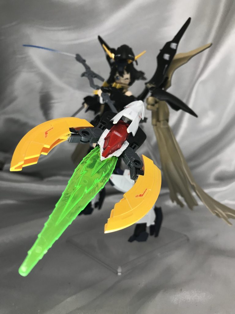 変形したとき機首にになるであろうバスターシールドはジャンクパーツとガンダムナタクのドラゴンハングで巨大にしました。