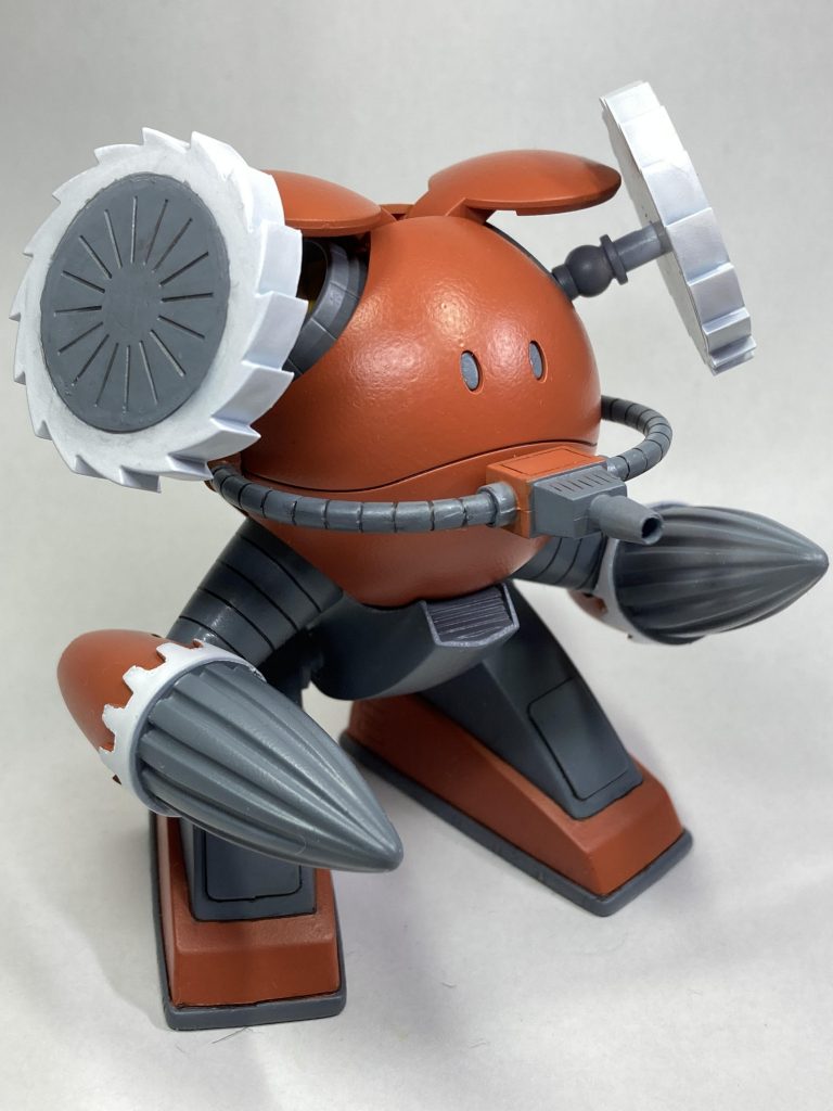 アッグ自体が本体にカッターが埋め込まれているという結構な凶悪絵面なので、ほぼ真逆の愛らしさ振りまきハロに組み込ませるか・消してしまうか悩みましたがカッター無しだとアッグらしさ無くなってしまったので手の部分から生やしましたそのせいで足からドリルが生え、もともとのアッグの下半身(?)にハロが乗ってるだけという感じになっております