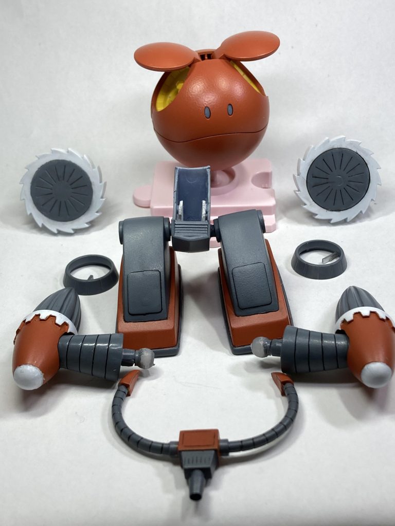 パーツ構成です元のハロに戻せる というハロプラ系のお約束だけ守りましたあとはあまり手の込んだ加工はしてません肩パッド的なのは乗せてるだけ、ノズル&ダクトも無理矢理広げて引っ掛けてるだけ、足のところもハロ乗っけて飾る用のピン引っ掛けてるだけですもうちょっと可愛くなると思ってましたが、アッグの雑な凶悪っぽさがちゃんと表に出てきてしまいました