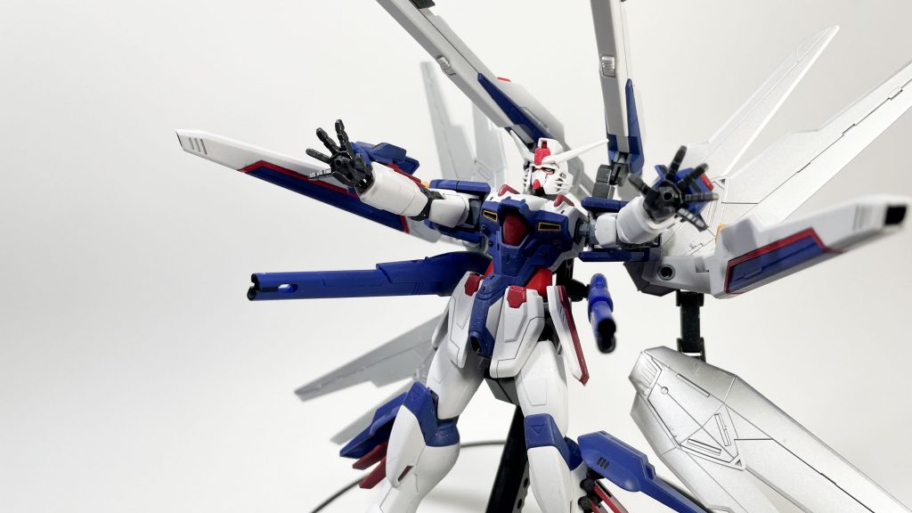 フルバースト!!!ガンダムDXは、手足の放熱板で余分なエネルギーを排出しているらしいです。そのエネルギーをビーム砲6丁に回し、放熱板の代わりサイコフレームを搭載して、機体制御を補佐するという設定です。