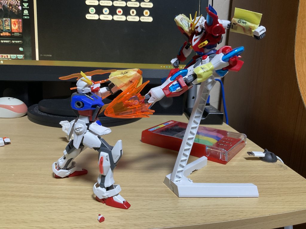 こんな感じの案もあった。でも顔と顔が近いほうがいいよねってことで今のポーズに。使用塗料はほぼすべてタミヤのアクリル塗料。あとは部分で黒のエナメル。ホワイトがうまく乗らなくて焦ったけどまあ何とかなったのでヨシ。個人的なこだわりポイントとしては、ビルドストライクのエフェクトパーツと、カミキのクリスタル部分にクロームシルバーを1，2適入れてラメを入れたこと(全く写ってない)。もうちょいましなラメ塗装の方法探してきます。Youtubeにも制作動画を投稿してますので是非ご覧ください。