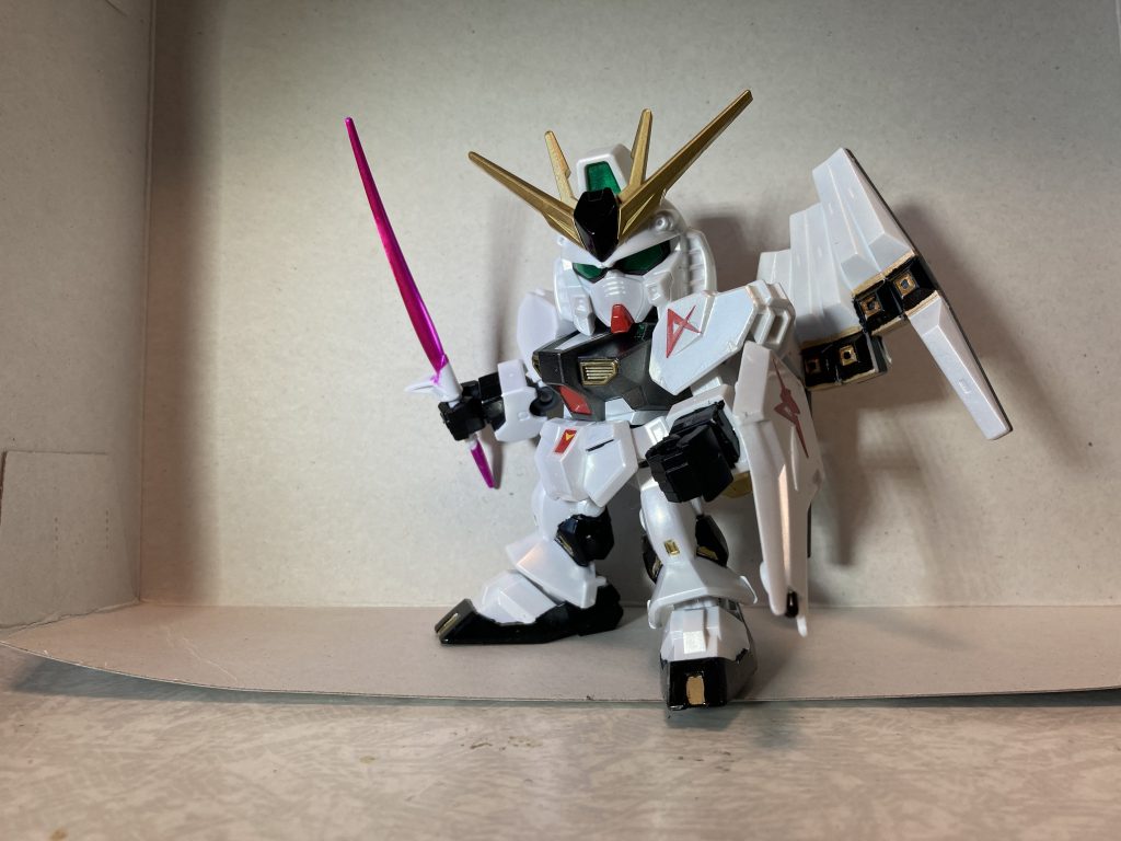 サーベルを持たせて箱絵ポーズサーベルのピンク部分はガンダムマーカーのメタリックピンクです。