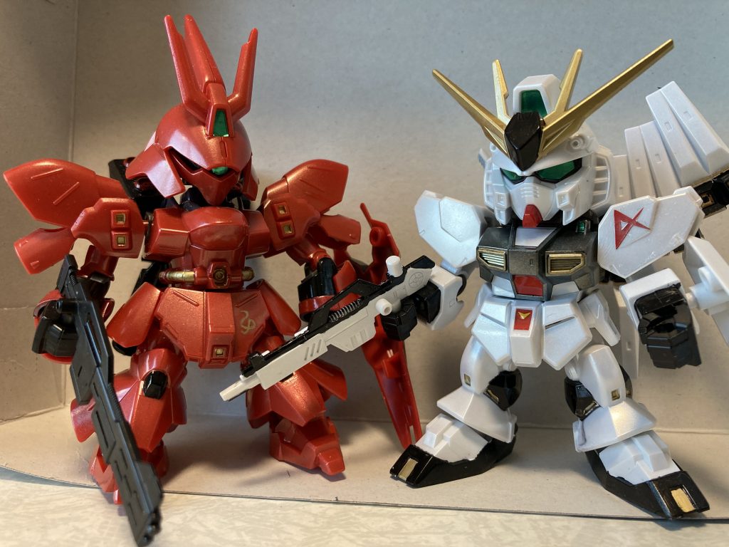 先日作ったサザビーと。Hi-νも手に入ったらナイチンゲールと並べて眺めたいです。ご覧いただきありがとうございました。